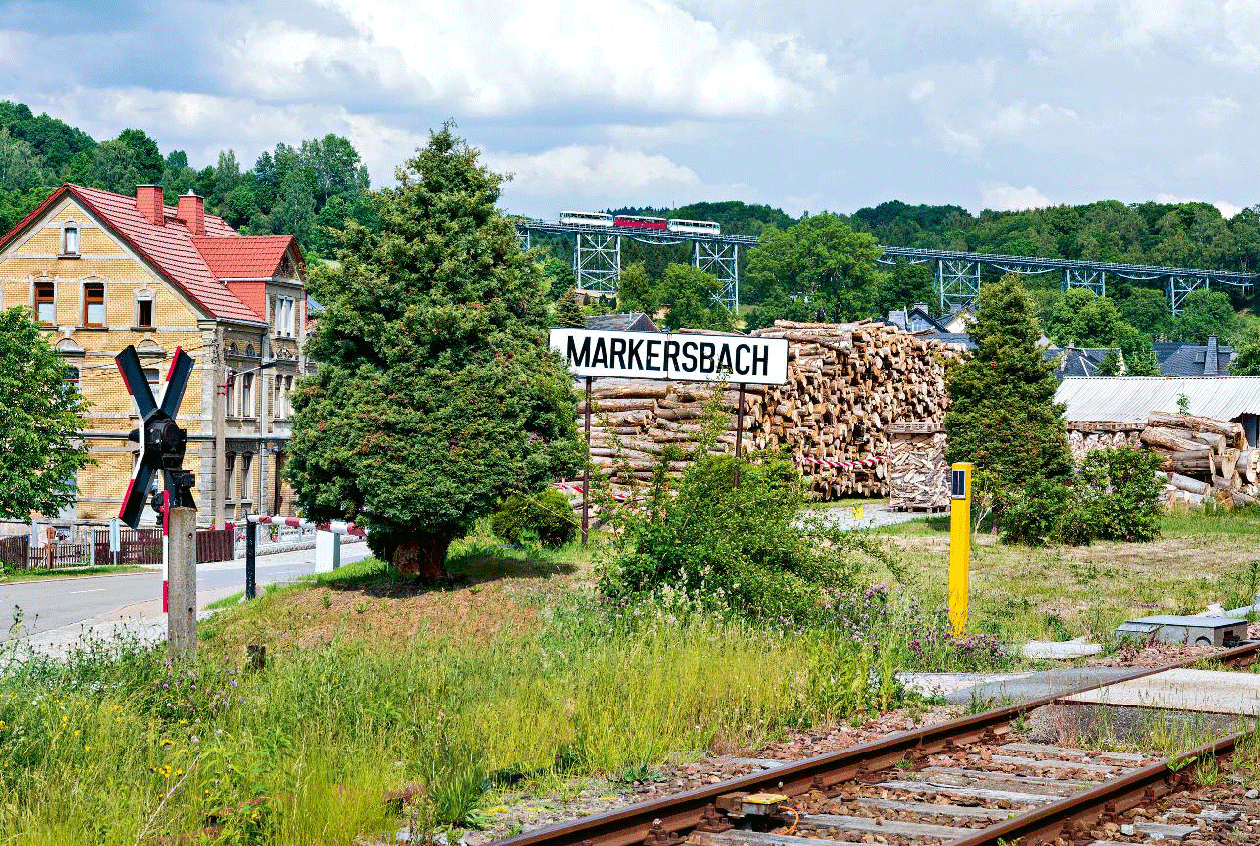 Bild: Bahnhof Markersbach mit Ferkeltaxi auf der Brücke
