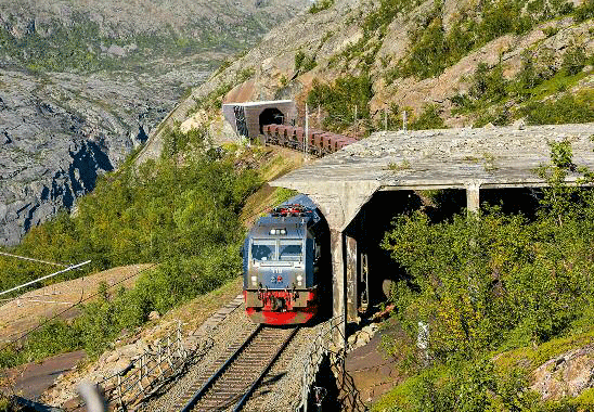 Die Streckenführung der Erzbahn machte an vielen Stellen den Bau von Tunneln und Geröllschutzüberbauten notwendig. IORE 119/125; hat mit dem Vollzug 9914 am 24. August 2016 bei Rombak zahlreiche derartige Bauwerke zu passieren.