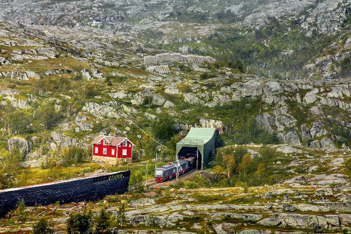 Am 22. August 2016 oblag es der IORE 119/125, den Vollzug 9914 nach Narvik zu bringen. Hier passieren sie den ehemaligen Hp Haugfjell, gelegen zwischen Bjørnfjell und Søsterbekk.