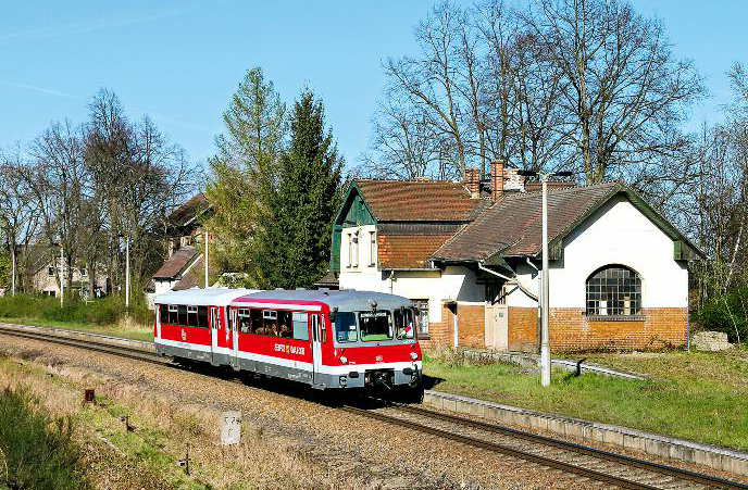 Bild: verkehrsrote Ferkeltaxen durchfahren Cunnersdorf